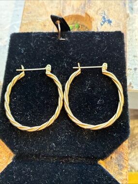 14K Gold Twisted Hoop Earrings
2.65 Grams